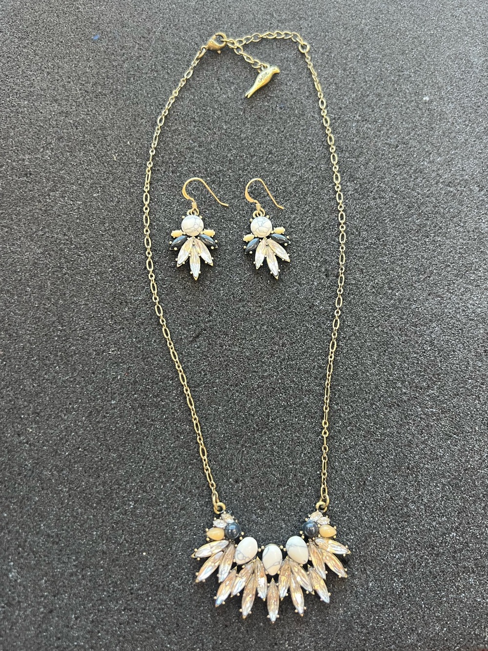 Chloe & Isabel Morningtide East-West Pendant Necklace And Earrings Set